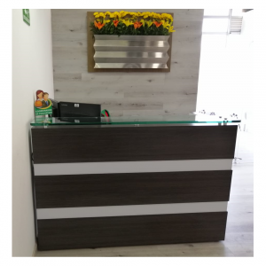 Recepción en "L" enchapada en fórmica