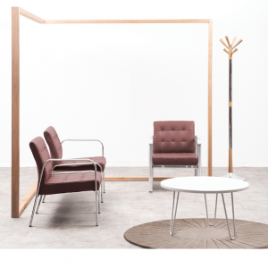 Sala de recibo clásica con sofas tapizados